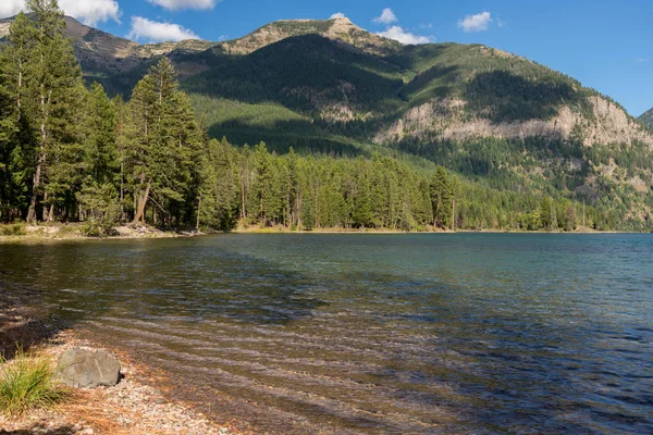 Schilderachtig uitzicht op Holland Lake in Montana — Stockfoto