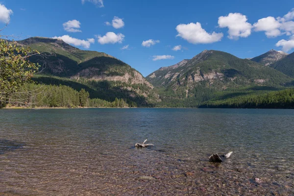 Bergen rondom Holland Lake in Montana — Stockfoto