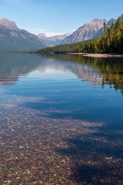Kolorowe kamienie w jeziorze McDonald w pobliżu Apgar w Montana — Zdjęcie stockowe
