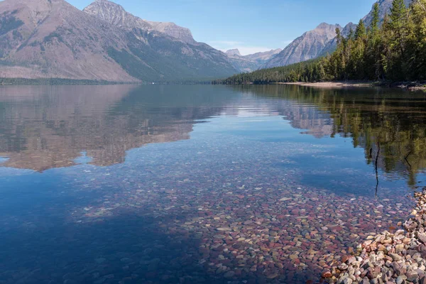 Kleurrijke stenen in Lake McDonald in de buurt van Apgar in Montana — Stockfoto
