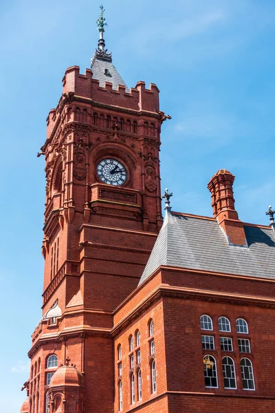 Cardiff/UK-Červenec 7: zavřete pohled na budovu Pierhead v — Stock fotografie