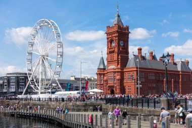 Cardiff/Uk - 7 Temmuz : Dönme dolap ve Pierhead görünümü 