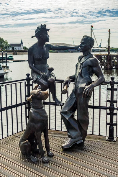 卡迪夫/英国 - 7月7日 ： 卡迪夫/英国 - 7月7日 ： 青铜雕塑 c — 图库照片