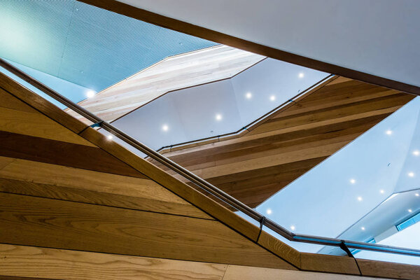 CARDIFF / UK - 7 июля: Внутренний вид лестниц в Миле
