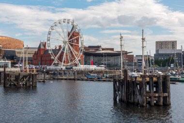 Cardiff/İngiltere - 7 Temmuz: Cardiff Körfezi ve Pierhead Build manzarası