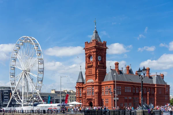 CARDIFF / UK - JULHO 7: Vista da roda gigante e do Pierhead — Fotografia de Stock