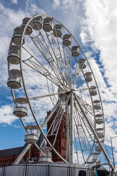 CARDIFF/UK - 7 กรกฎาคม: ปิดมุมมองของล้อเฟอร์ริสใน Cardi — ภาพถ่ายสต็อก