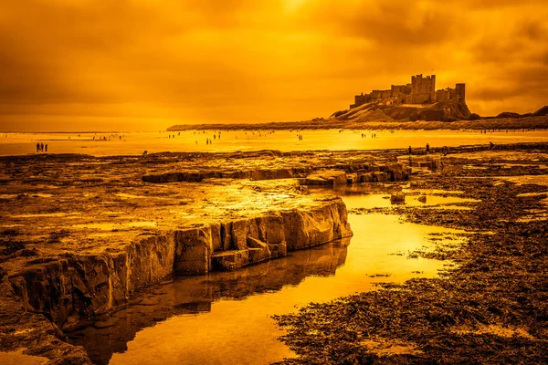 BAMBURGH, NORTHUMBERLAND / UK - AUGUST 15: Shoreline view to Bamburgh — стоковое фото