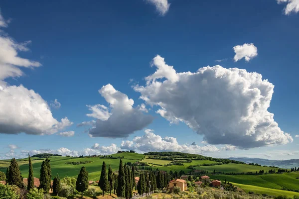 VAL D'ORCIA, TOSCANA / ITALIA - 19 MAGGIO: Terreno agricolo in Val d'Orcia Toscana — Foto Stock