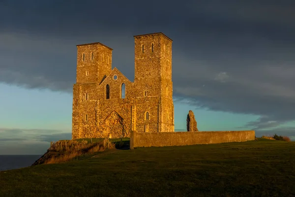 Reculver, England/UK-december 10: rester av Reculver kyrka — Stockfoto