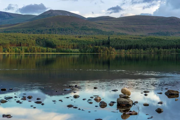 Pemandangan Loch Morlich saat senja — Stok Foto