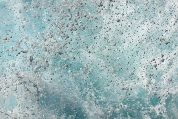 Spray marino da un'onda che colpisce la riva del mare a Tenerife — Foto Stock