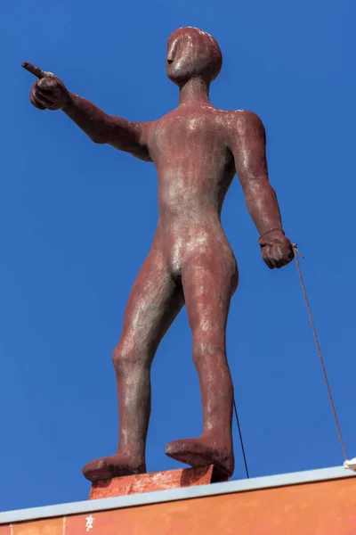 Metal man on roof of a building in Los Gigantes — Stock Photo, Image