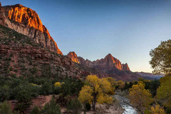 Rode gloeiende bergen langs de Virgin River — Stockfoto