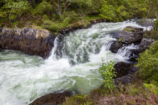 Wildbach ergießt sich aus Loch Morar — Stockfoto