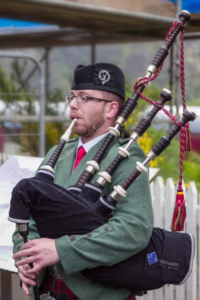 GLENFINNAN, LOCHABER / ESCOLANDIA - 19 DE MAYO: Flautista del Lochaber — Foto de Stock