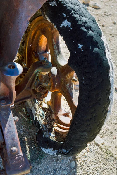 BRYCE, UTAH/USA - NOVEMBER 5 : Threadbare tyre and rusty wheel o — Stock Photo, Image