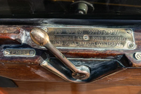 EAST GRINSTEAD, WEST SUSSEX/UK - AUGUST 30 : Window lever on a s — Stock Photo, Image