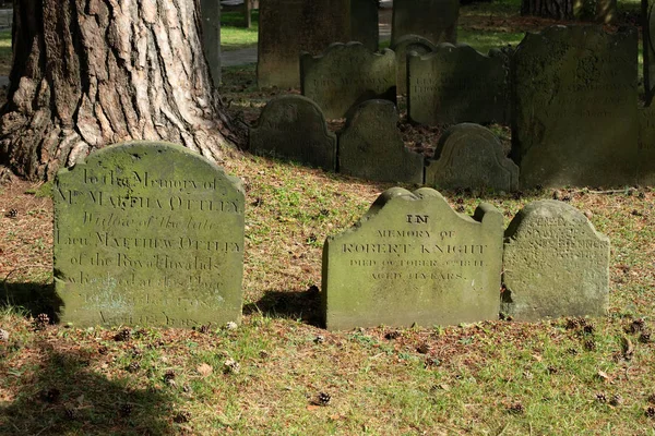 EAST GRINSTEAD, WEST SUSSEX / UK - HARUS 30: Headstones in St Sw — Stok Foto