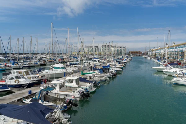 BRIGHTON, SUSSEX / UK - AUGUST 31: View of Brighton Marina in Bri — стоковое фото