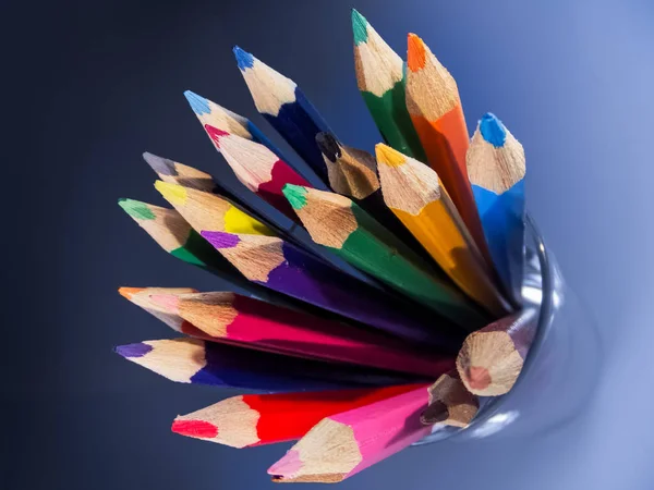 Un groupe de crayons de couleur dans un gobelet en verre — Photo