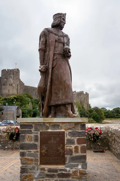 PEMBROKE, PEMBROKESHIRE/UK - SEPTEMBER 15 : Statue of Henry VII — Stock Photo, Image