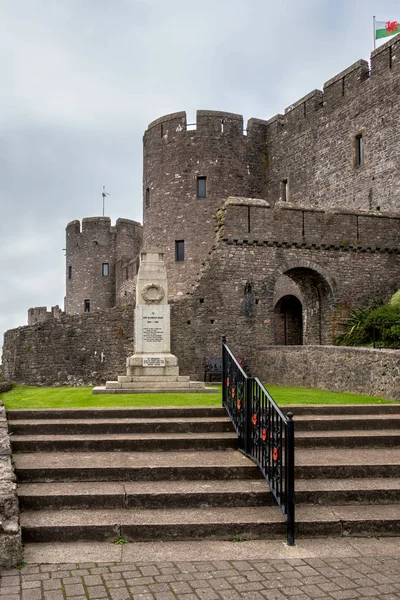 PEMBROKE, PEMBROKESHIRE / UK - 15 СЕНТЯБРЯ: Вид на замок — стоковое фото