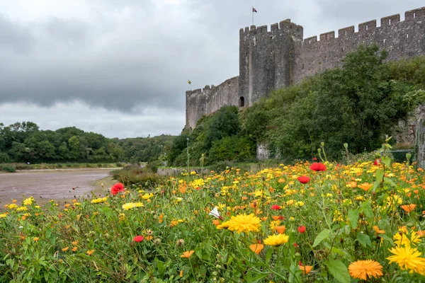 Pembroke, Pembrokeshire/UK-15 september: uitzicht op het kasteel a — Stockfoto