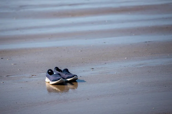 Övergivna skor på Broad Haven Beach — Stockfoto