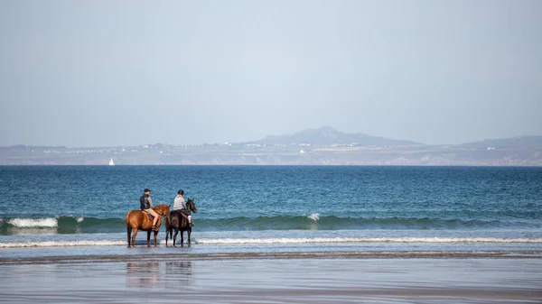 BROAD HAVEN, PEMBROKESHIRE/UK - SEPTEMBER 14 : People and horses — Stock Photo, Image