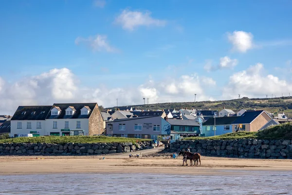 BROAD HAVEN, PEMBROKESHIRE/UK - SEPTEMBER 14 : People and horses — Stock Photo, Image