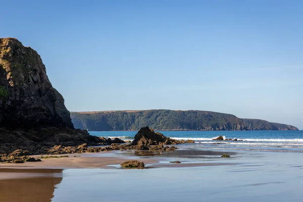 Widok na derserted Broad Haven plaży w Pembrokeshire — Zdjęcie stockowe