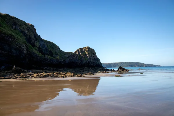 Beskåda av en derserted bred tillflyktsort strand i Pembrokeshire — Stockfoto