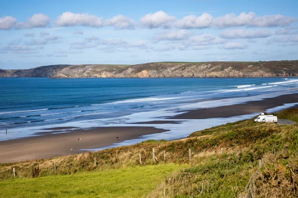 NEWGALE, PEMBROKESHIRE / UK - SETEMBRO 13: Vista da praia de Newgale — Fotografia de Stock