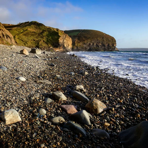 Вид на пляж в Druidston Haven в Пемброкшире — стоковое фото