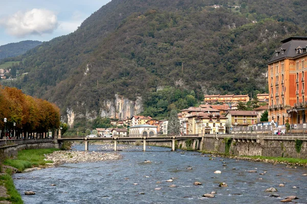 SAN PELLEGRINO, LOMBARDY/ITALY - OCTOBER 5 : View along the Brem — Stock Photo, Image
