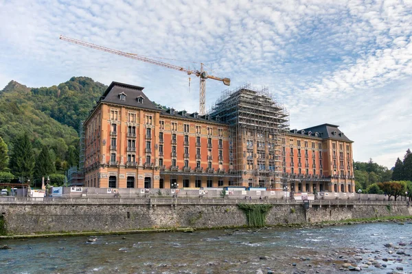 SAN PELLEGRINO, LOMBARDY/ITALY - OCTOBER 5 : Grand Hotel being r — Stock Photo, Image