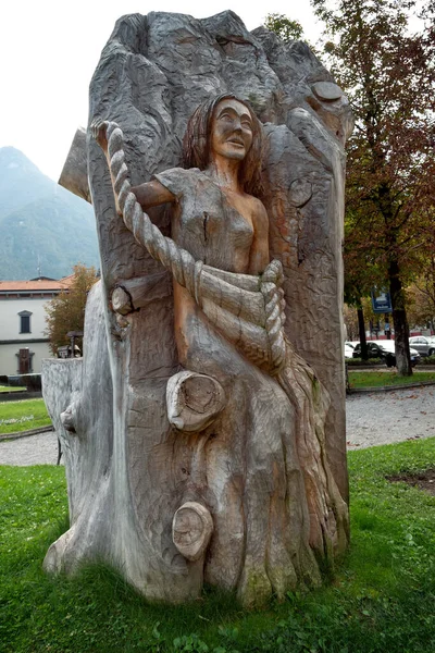 San Pellegrino, Lombardia / Włochy - 5 października: Drewno rzeźbione w — Zdjęcie stockowe