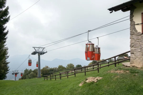 MONTE POIETO, LOMBARDY/ITALY - OCTOBER 6 : Cable car up to Monte — Stock Photo, Image