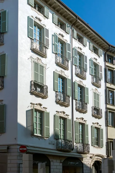 BERGAMO, LOMBARDY / ITÁLIA - OUTUBRO 5: Apartamento típico iluminado pelo sol — Fotografia de Stock