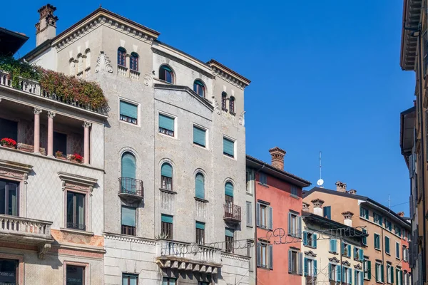 Bergamo, Lombardije / Italië - 5 oktober: Typisch zonnig appartement b — Stockfoto