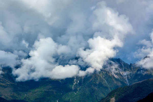 Lage wolken boven de bergen bij de Fox Glacier — Stockfoto