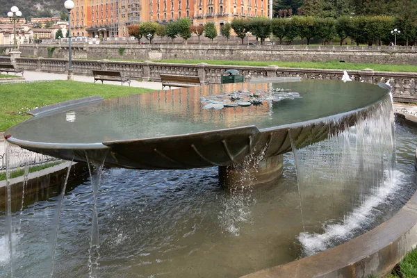 San Pellegrino, Lombardije / Italië - 5 oktober: Zicht op een moderne fo — Stockfoto