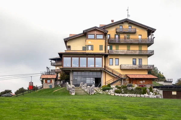 Monte poieto, lombardei / italien - 6. oktober: sicht auf rifugio monte — Stockfoto