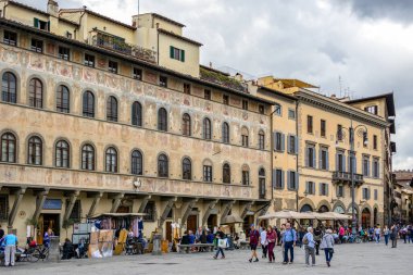 Floransa, Toskana / İtalya - 19 Ekim: Eski binalar ve insanlar 
