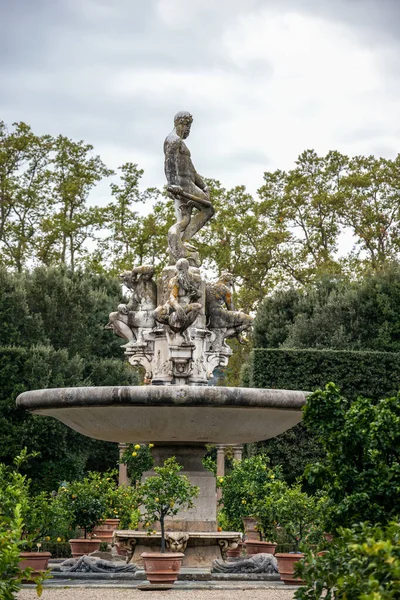 Florens, Toscana / Italien - 20 oktober: Liten damm med statyer i — Stockfoto