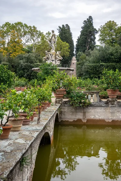 FLORENCE, TUSCANY/ITALY - OCTOBER 20 : Small pond with statues i — ストック写真