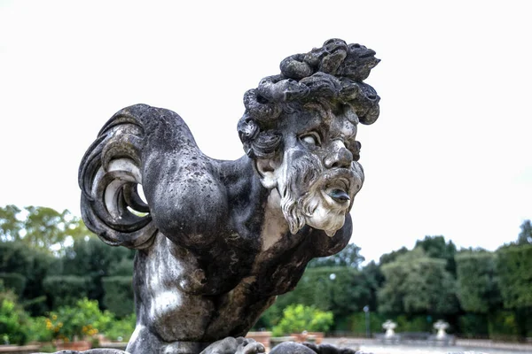 FLORENCIA, TOSCANA / ITALIA - 20 DE OCTUBRE: Pequeño estanque con estatuas i — Foto de Stock