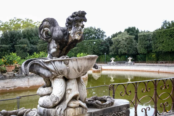 FLORENCE, TUSCANY / ITALY - 20 ОКТЯБРЯ: Маленький пруд со статуями i — стоковое фото