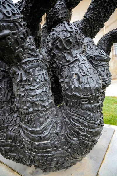 FLORENCIA, TUSCANÍA / ITALIA - 20 DE OCTUBRE: Manipulación de escultura por — Foto de Stock